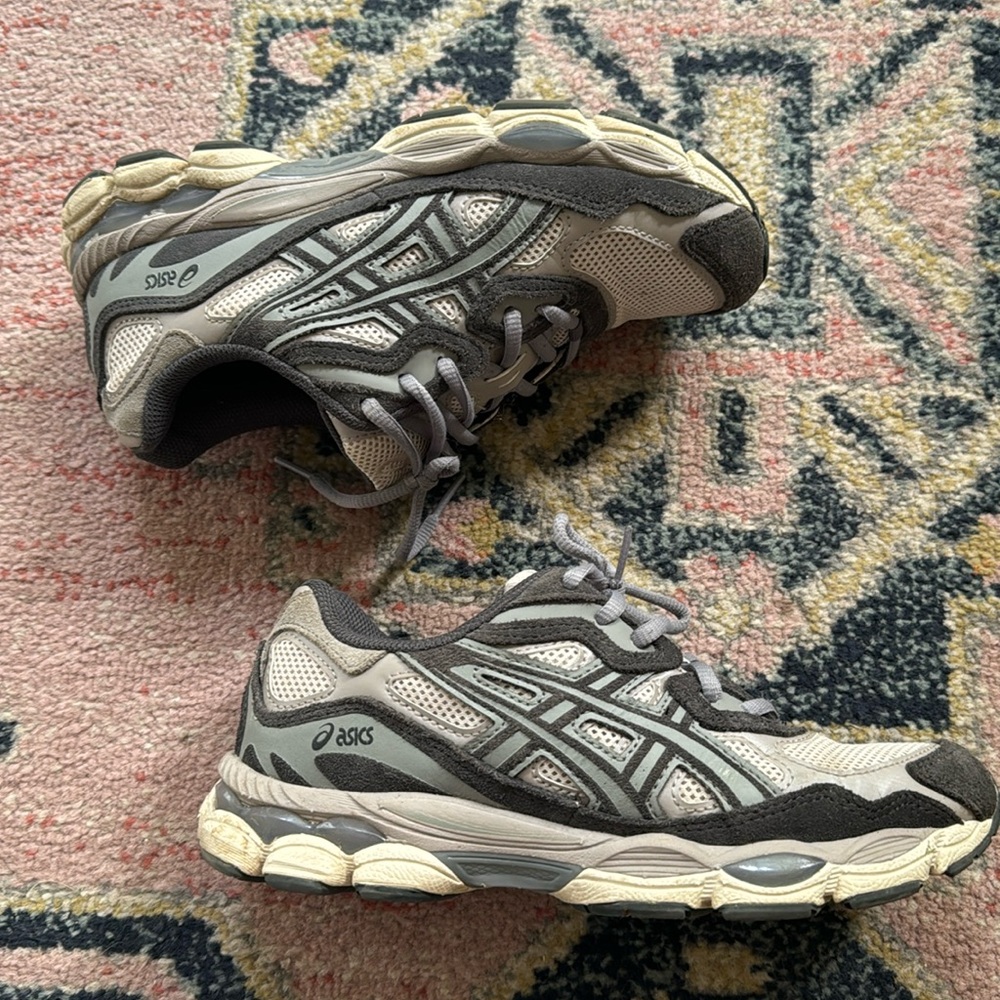 ASICS fashion runners. Only worn a few times. Size 5 but I’m normally a 6 1/2